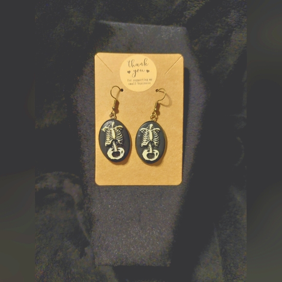 Handcrafted midsection bone earrings - Picture 4 of 4